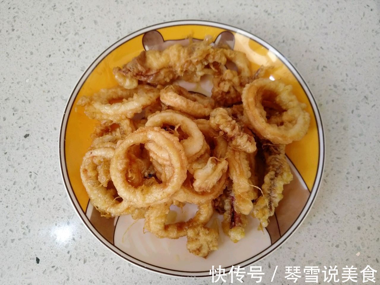 家庭版鱿鱼圈，做法简单，外酥里嫩，鲜香可口，大人孩子都爱吃！