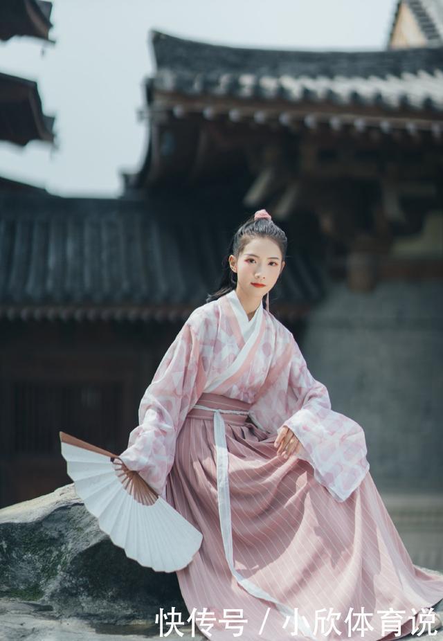 汉服不只有绣花装饰,印花汉服同样精致,风格清新又飘逸
