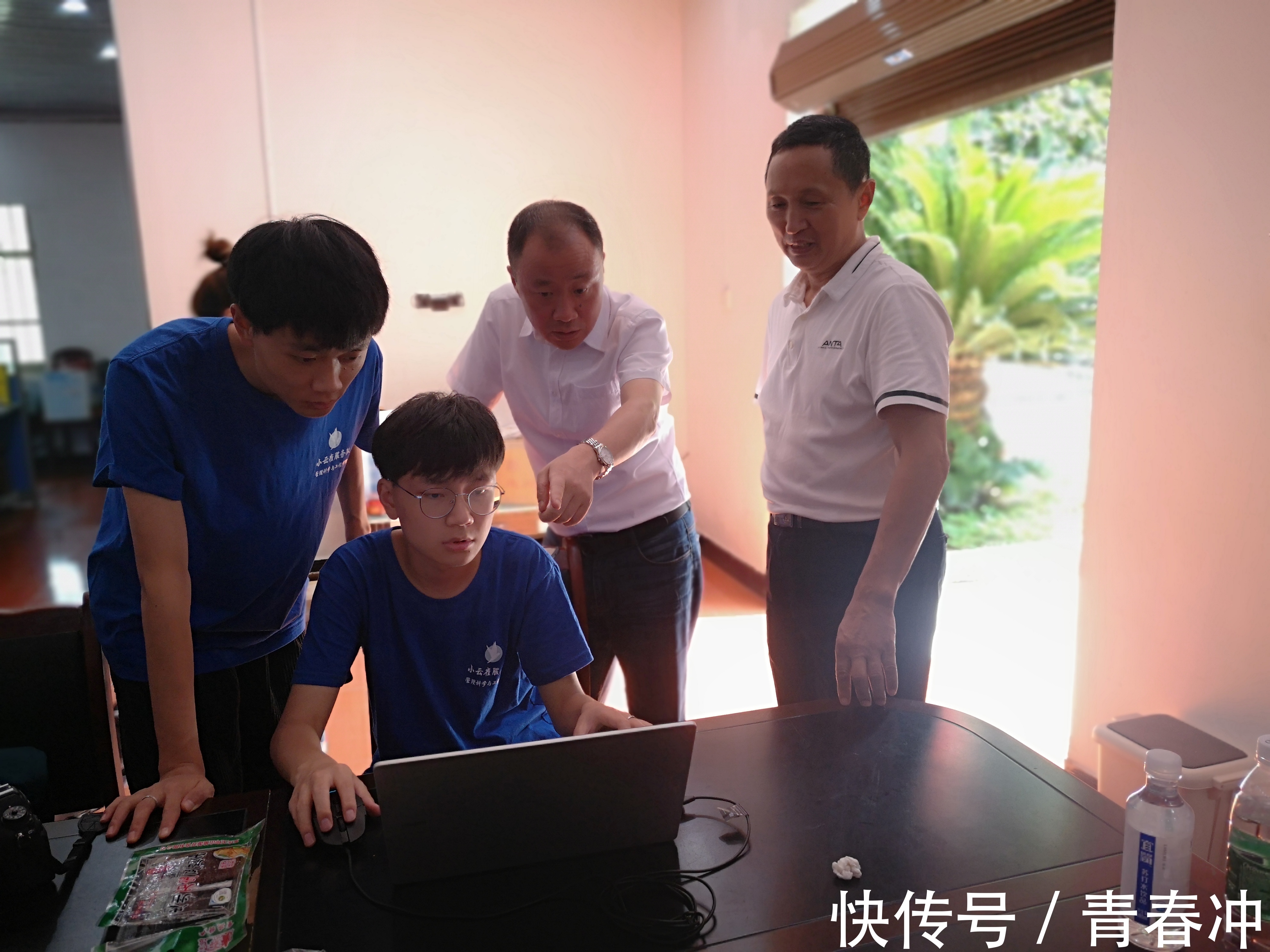邓青春|重工商学子“三下乡”：重庆工商大学小云雀服务队义务为忠县镇村企业搭建电商平台