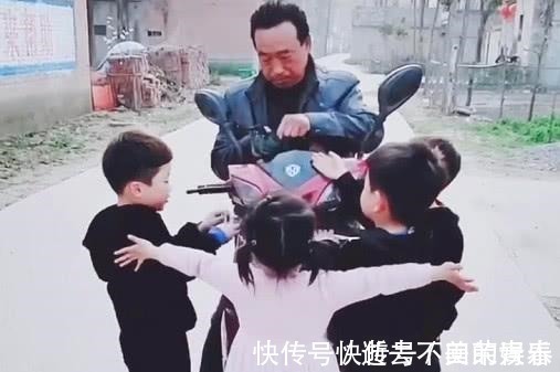 霸道|“偷着乐爷爷”被娃拦路“打劫”,这是我见过最霸道的“劫匪”了