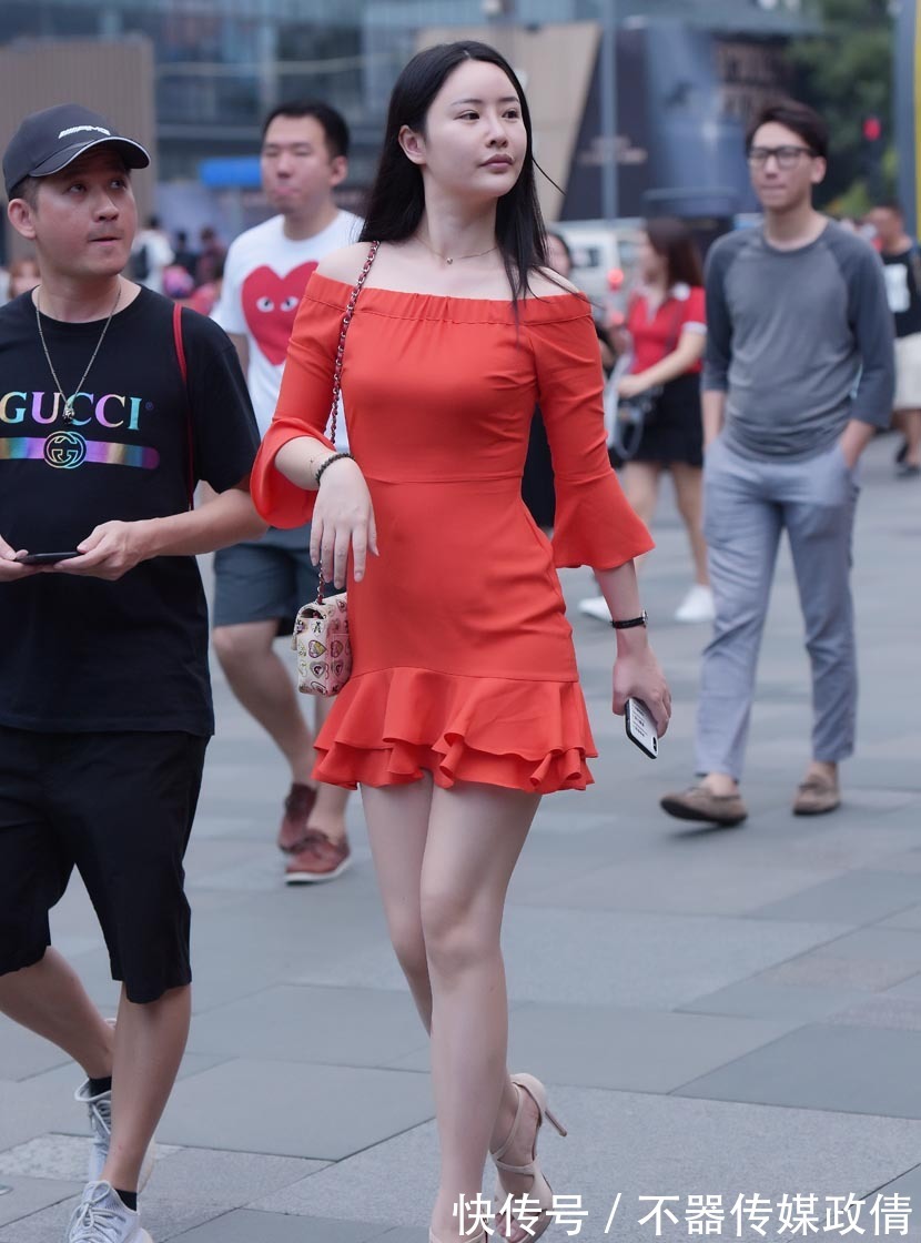 时尚|玫红皱褶修边七分袖连衣裙,更显青春时尚气质