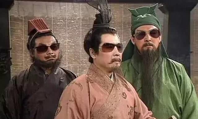 关羽|演义中曹操为何不派人战华雄,反而让功于关羽?你看袁绍兄弟干了啥