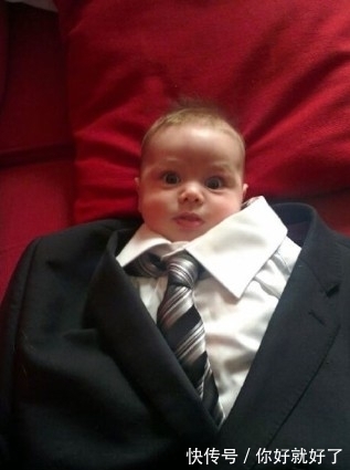 熊爸爸|熊爸爸带孩子: 当宝宝穿上熊爸爸的衣服之后,还是有模有样的