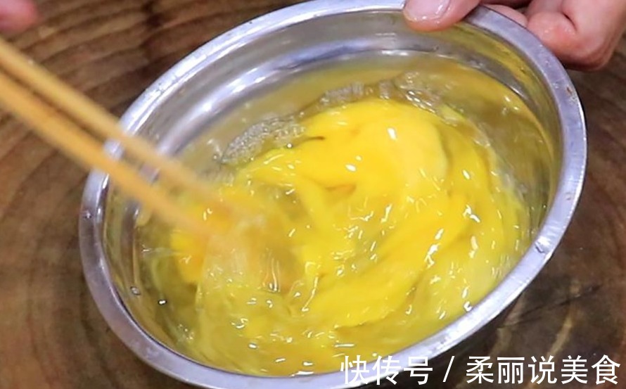豆腐里打入三个鸡蛋，原来这么好吃，金黄香酥，轻松解决家人早餐
