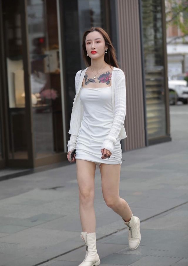 高级|美女街拍:连衣裙怎样穿才“不平庸”?搭几双鞋子,洋气又高级