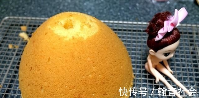 女儿生日,妈妈做了一桌菜,还有一个大蛋糕,满满的都是爱