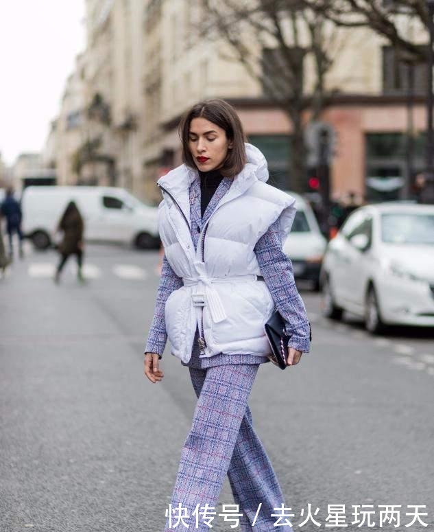 羽绒服|女人买羽绒服时,建议选这3个“显白色”,时髦保暖,明星也爱穿