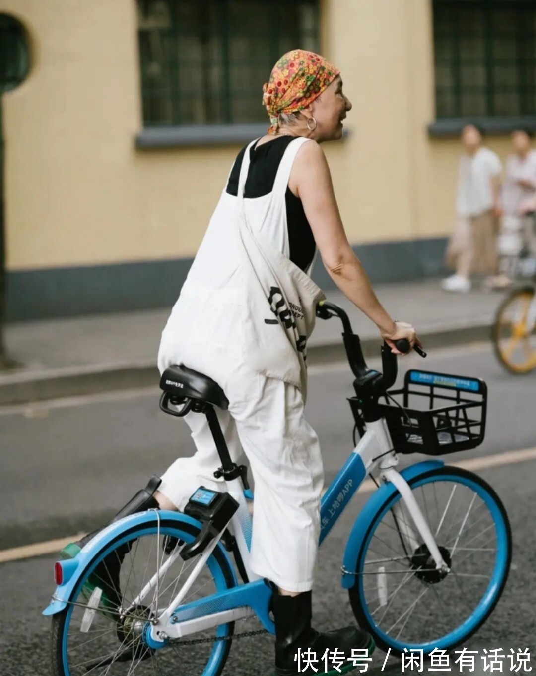 穿背带裤|60岁上海奶奶真时髦!穿背带裤骑单车出门,头上裹块花头巾好拉风