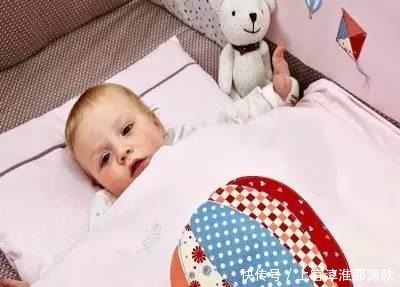 判断|小孩子刚出生的时候,我们该如何判断他们是否要盖被子呢