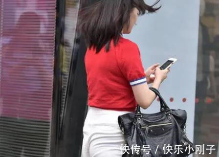 红色 红色短袖搭配白色牛仔裤,复古又别致,更显年轻时尚感