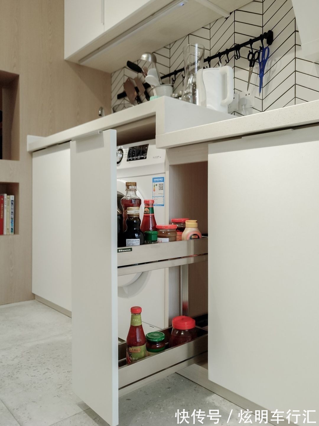 客厅|不到30平的单身小公寓,所有设备一应俱全,还有可旋转的电视