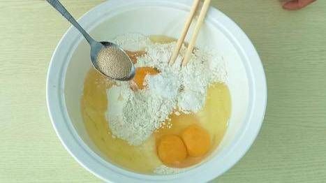 1碗面粉4个鸡蛋，不用烤箱，教你用平底锅做面包，比蛋糕还好吃