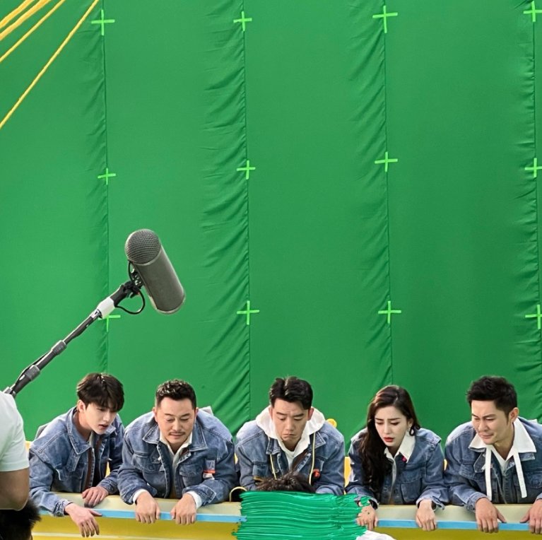 210330 蔡徐坤《奔跑吧》宣传片拍摄路透分享 拿着望远镜的小小航海员