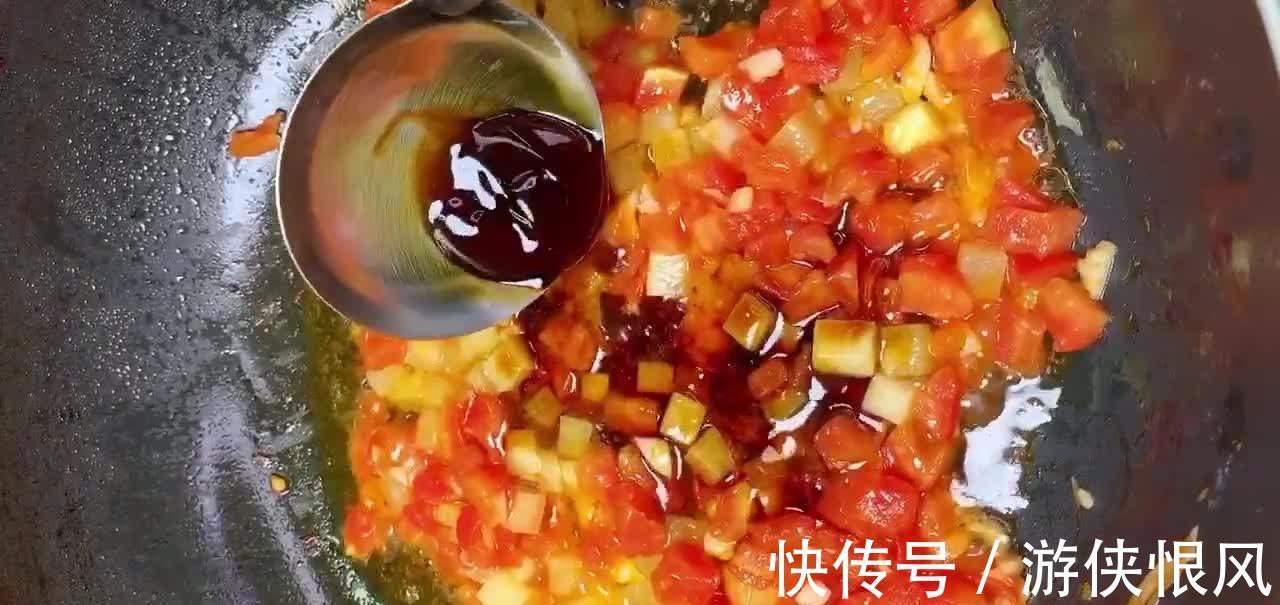 1粒西红柿,1枚土豆,1碗米饭,炒一炒焖一焖,真香