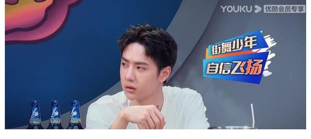 隔板|王一博不愧是生活小能手！用脚轻松开椰子，隔板看字好眼神