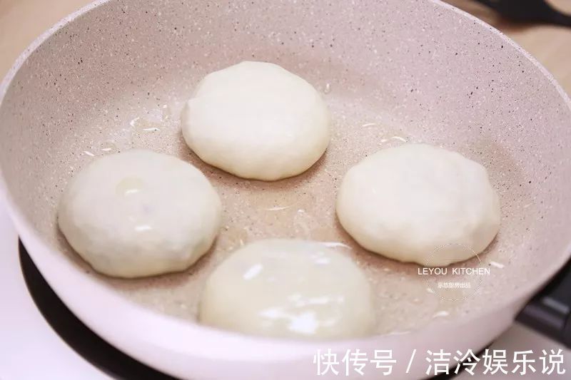 在家做馅饼，和面很重要，照着做馅饼皮薄馅大，放凉了也软软的