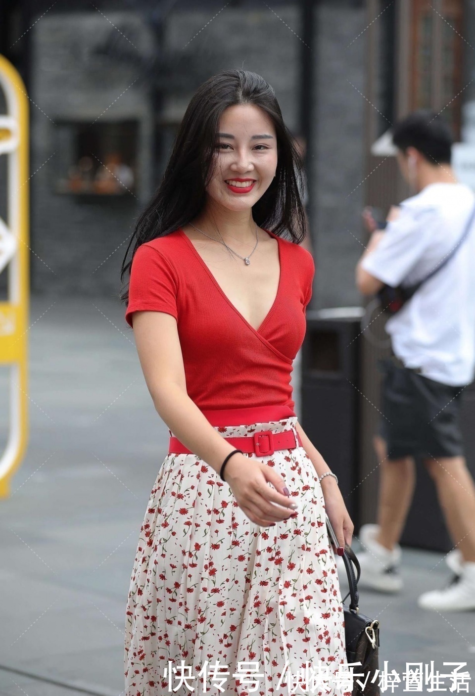 短袖|天生丽质的小姐姐,红色短袖搭碎花长裙,让人看起来满满的气质感