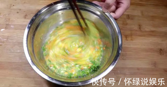 小孩|早餐做鸡蛋豆腐饼,小孩和老人都爱吃,上桌不到3分钟就抢完了!