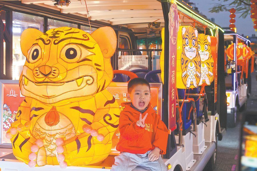 华灯|泉州古城华灯璀璨迎元宵市民漫步古街小巷观灯赏景