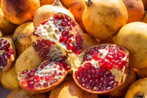 成熟度|秋天吃石榴好处多,买石榴别专挑大的,牢记3个要点,鲜甜又多汁