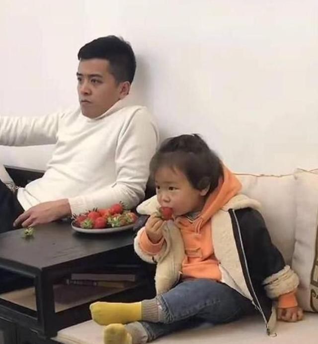 女儿|卑微宝爸伺候“贵妃女儿”吃草莓,小心翼翼的样子,让人哈哈大笑