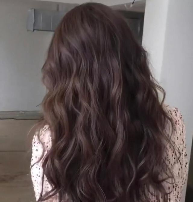 圆脸方 你知道吗发型直接影响颜值,木马卷温柔自然,卷羊毛卷复古典雅!