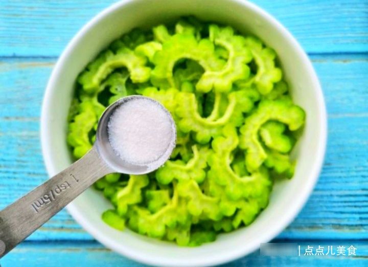 苦瓜炒鸡蛋的小技巧，只需一步让苦瓜不苦翠绿不变，口感超棒