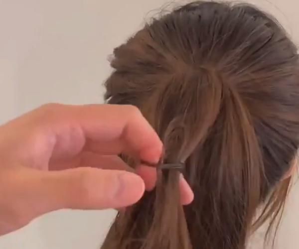 女孩编完一款单马尾发型后,居然神似二次元人物,网友:真的被惊艳到了