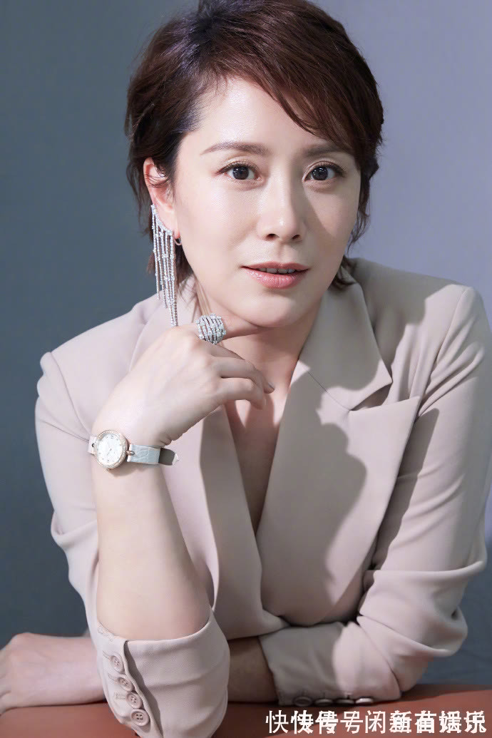 斜刘海 女人到50岁想要有气质,这4种发型尽量避开,容易显老还有大妈感