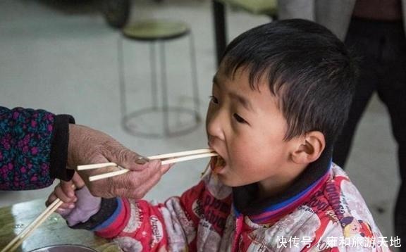 中国式|中国式“糊弄”早餐悄然兴起，既没营养还伤身，父母别再坑孩子了