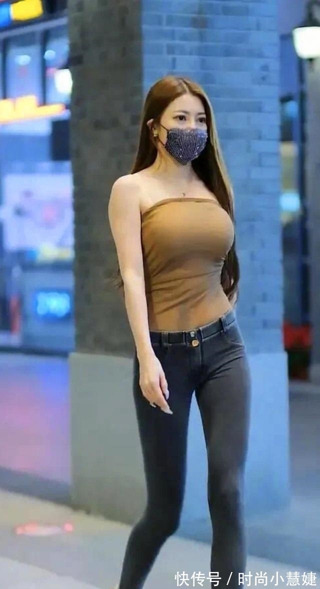 牛仔裤 御姐福音,深棕色吊带背心搭黑色牛仔裤,气场十足!