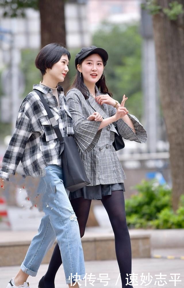 牛仔裤|时尚穿搭:灰色格纹衬衫,搭配牛仔裤,穿出运动范