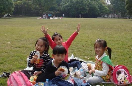 医院|梳头发现''小米粒''，宝爸急忙带女儿去医院，医生：还好来得及时