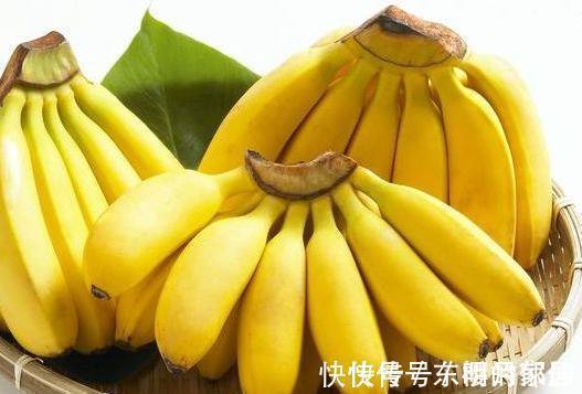 香蕉|夏季外婆每天用香蕉煮水喝，坚持一个月后，身体发生了以下的变化