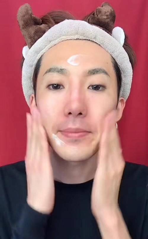 男生也能仿妆“蒙娜丽莎”,开始是无眉大侠,最后有点像