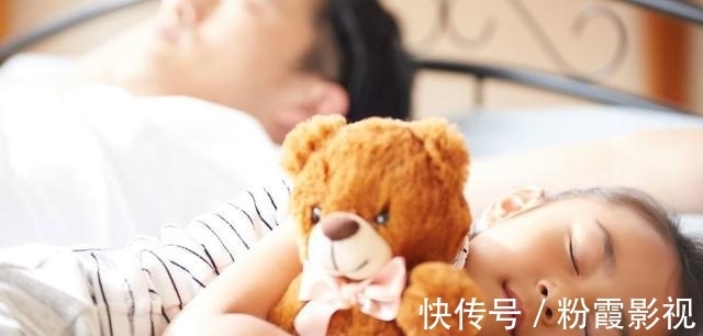 宝宝|“全网混得最差”的男娃走红，午休照片被拍下，网友：真是亲爹