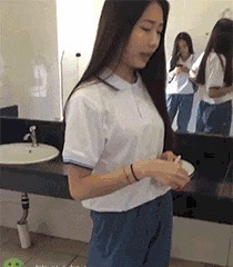 |搞笑GIF:晚上女神突然发了一张图过来 她是不是在暗示我什么