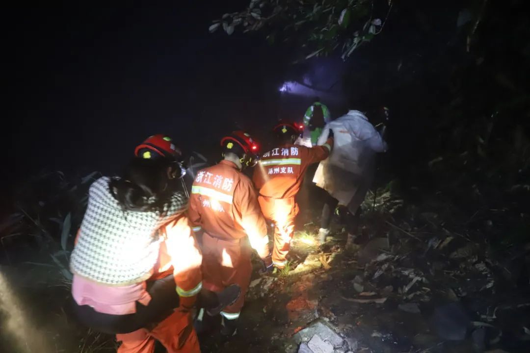 警民|【身边正能量】3名女子登山扭伤膝盖，安吉警民、消防紧急救援……