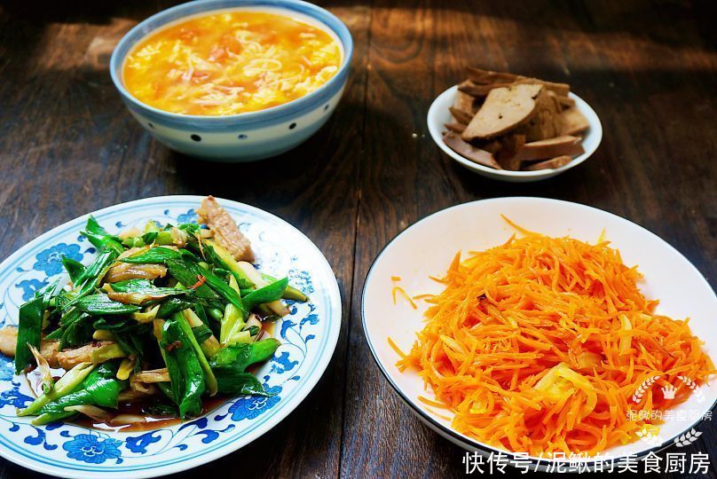 青蒜|北京一家人的晚餐,发到朋友圈火了,网友:太寒酸了