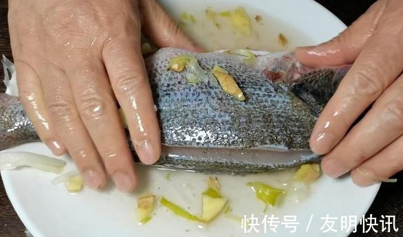 正确做法|做清蒸鲈鱼，蒸前抹盐抹生抽都不对！教您正确做法，鱼肉鲜香嫩滑
