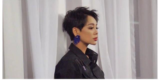 章娘娘|当年蹲在张国立脚边说话，宁静表情谄媚，一旁的章子怡满脸不屑？