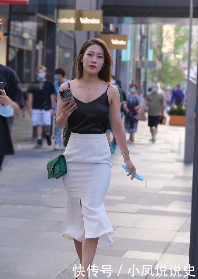 辣妈|辣妈这样穿，吊带衫配过膝半身裙，清新靓丽走出时尚步伐