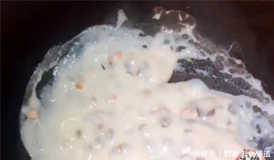 把牛奶倒入锅中一搅一压,出锅比奶酪还香,孩子吃一次就念念不忘