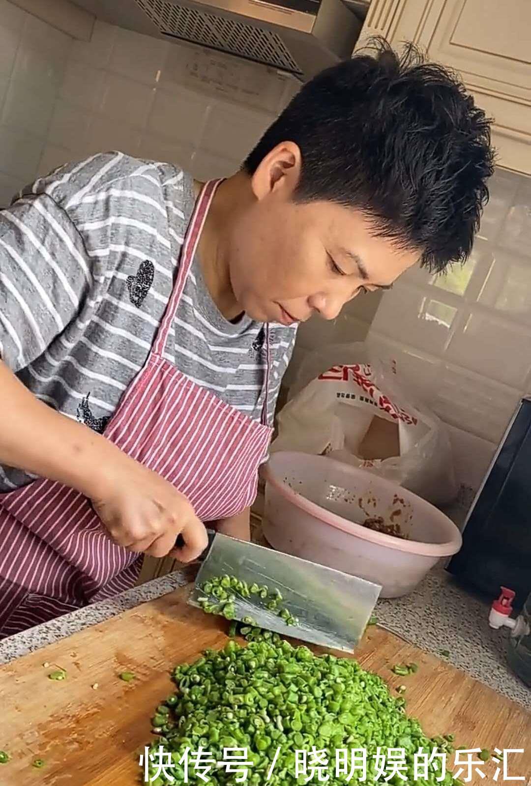 食欲|47岁邓亚萍食欲太好,晚餐啃猪蹄、鸡爪,饭碗如“盆”一般大!