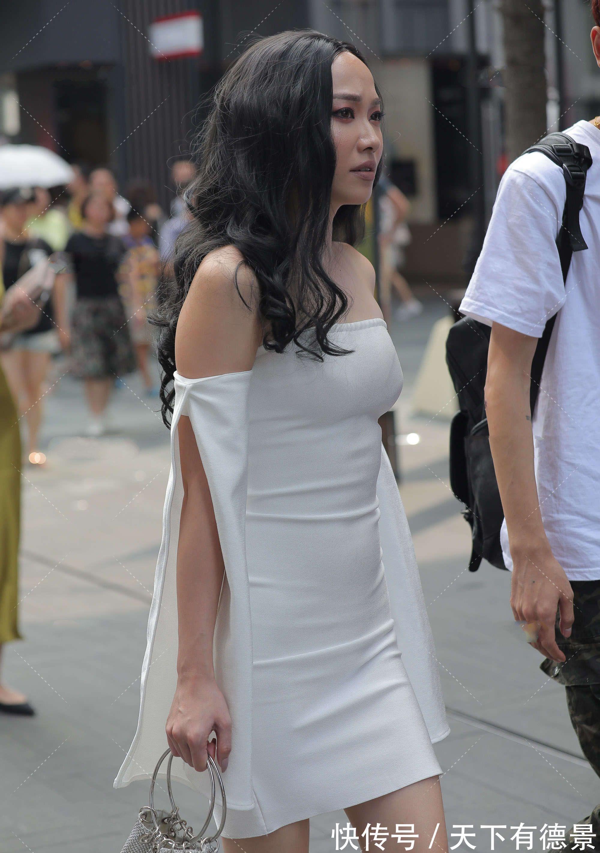 成熟感|白色一字肩修身裙,加上大波浪发型,尽显成熟感,女人味十足