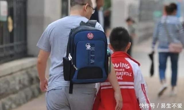 书包|校门口那么多家长替孩子背书,是因为溺爱吗?拎一下书包你就懂了