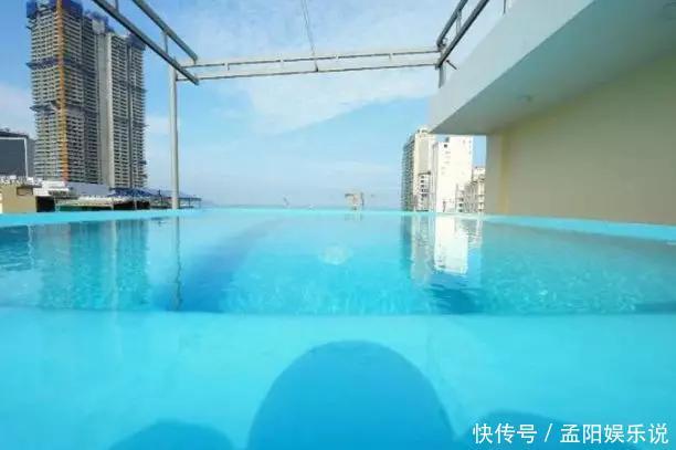 出国度假的我,居然在酒店的窗帘上发现了一些诡异的花纹