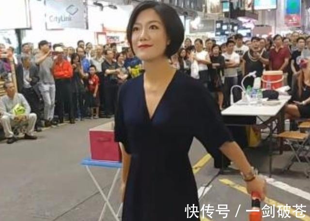 香港街頭|她是星光大道的冠軍,曾登央視春晚,如今卻在香港街頭賣唱