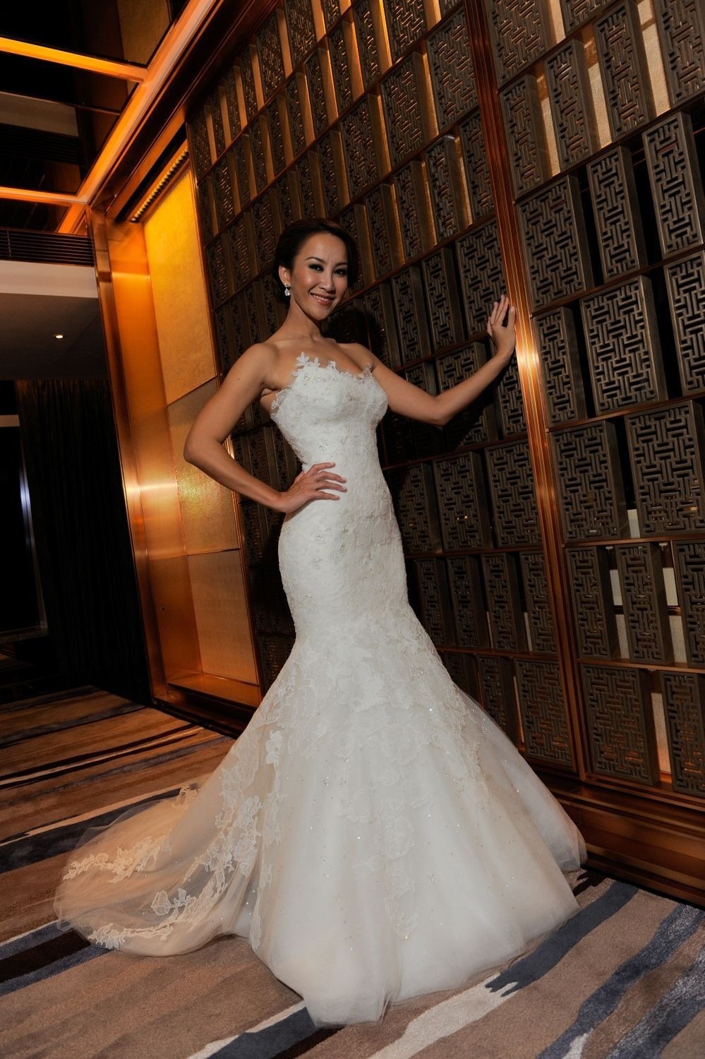 李玟COCO携手老外老公亮相，穿白色蕾丝连衣裙减龄时髦，凹凸有致