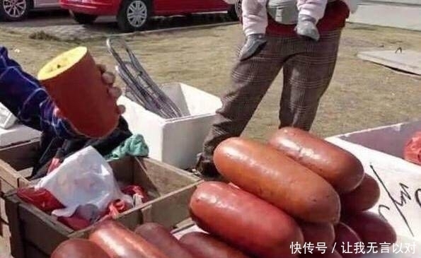 种水果|男子在街头卖“大香肠”,半天没卖出一个,切开之后,路人抢着买